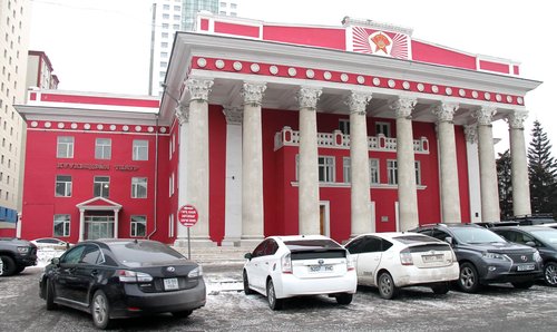 Мөнгөнд бус сэтгэлдээ хүлэгдсэн  театрын арын албаныхан